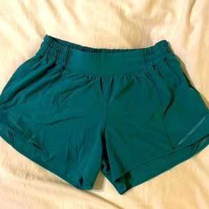 Lululemon Athletica Hotty Hot 4in short- teal color